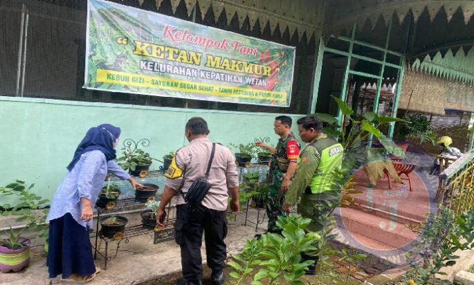 Dukung Ketahanan Pangan, Babinsa Bersama Bhabinkamtibmas Kepatihan Wetan Dampingi Kelompok Tani Ketan Makmur