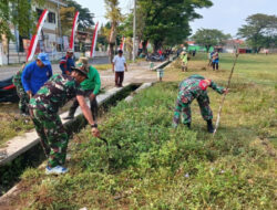 Babinsa Berperan Aktif dalam Membersihkan Jalan Desa, Tunjukkan Sinergitas TNI dengan Masyarakat