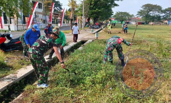 Babinsa Berperan Aktif dalam Membersihkan Jalan Desa, Tunjukkan Sinergitas TNI dengan Masyarakat