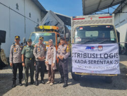 Polisi Kawal Pendistribusian Logistik Pilkada 2024 di Jember