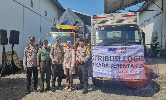 Polisi Kawal Pendistribusian Logistik Pilkada 2024 di Jember