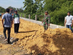 Babinsa Koramil Mantup dan Warga Gotong Royong Dalam Pemadatan Jalan