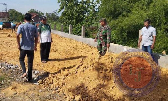 Babinsa Koramil Mantup dan Warga Gotong Royong Dalam Pemadatan Jalan