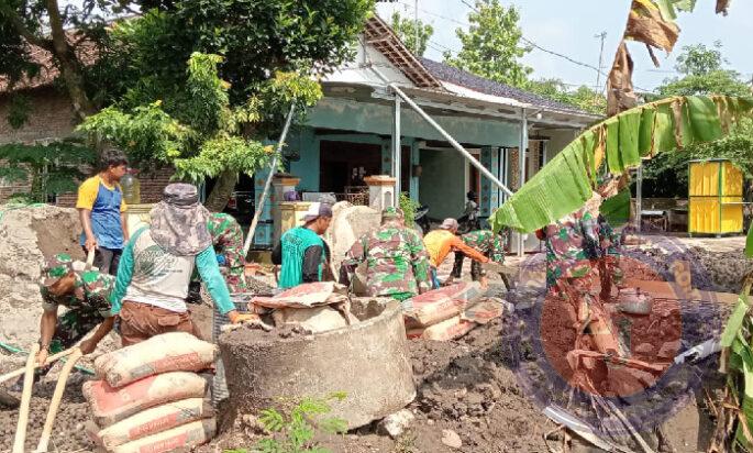 Danramil dan Anggota Bangun Jembatan Penghubung Antar Desa, Membuka Akses dan Mempererat Silaturahmi