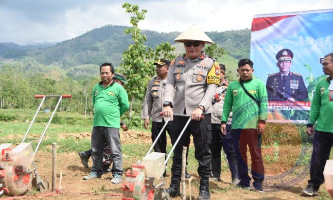 Manfaatkan Lahan Kritis, Polres Bondowoso Bersama Kodim 0822 Tanam Jagung Gelorakan Swasembada Pangan