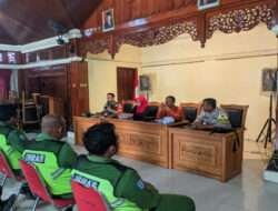 Babinsa Kepatihan Wetan Beri Arahan Linmas Tingkatkan Kinerja dan Sinergitas Hadapi Pilkada 2024