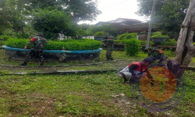 Guyub Rukun, Anggota Koramil 04/Jebres Bersama Masyarakat Laksanakan Kerja Bakti Bersihkan Lingkungan