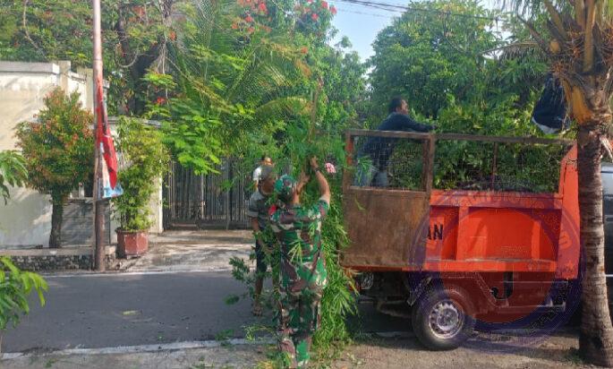 Terjawab…!! Ternyata Begini Cara Babinsa Gilingan Dalam Memelihara Kebersihan Lingkungan di Wilayah Binaan