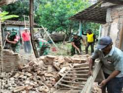 Peduli Warganya, Babinsa Kwadungan Bantu Rehab dan Pembongkaran Rumah Warga Binaan