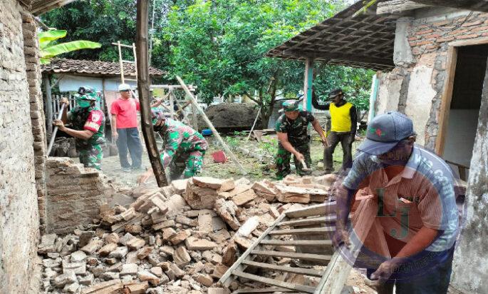 Peduli Warganya, Babinsa Kwadungan Bantu Rehab dan Pembongkaran Rumah Warga Binaan