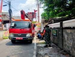 Antisipasi Rawan Pencurian, Babinsa Kemlayan Bantu PLN Pasang Lampu Jalan
