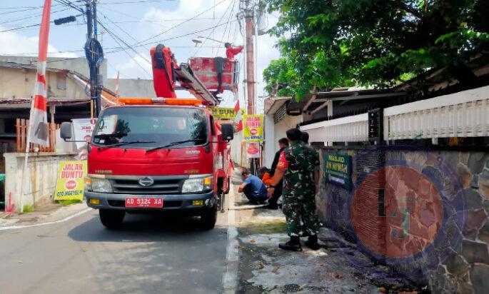 Antisipasi Rawan Pencurian, Babinsa Kemlayan Bantu PLN Pasang Lampu Jalan