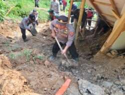 Goyong Royong, Polisi Bersama TNI dan Warga Tangani Dampak Longsor di Trenggalek