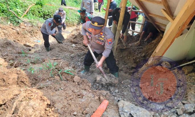 Goyong Royong, Polisi Bersama TNI dan Warga Tangani Dampak Longsor di Trenggalek