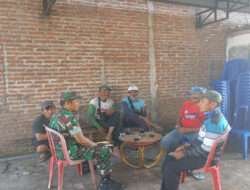 Pantau Situasi Wilayah, Babinsa Pos Ramil Pitu Komsos dengan Warga