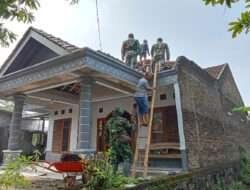 Babinsa Simo Turut Perbaiki Atap Warga Yang Rusak