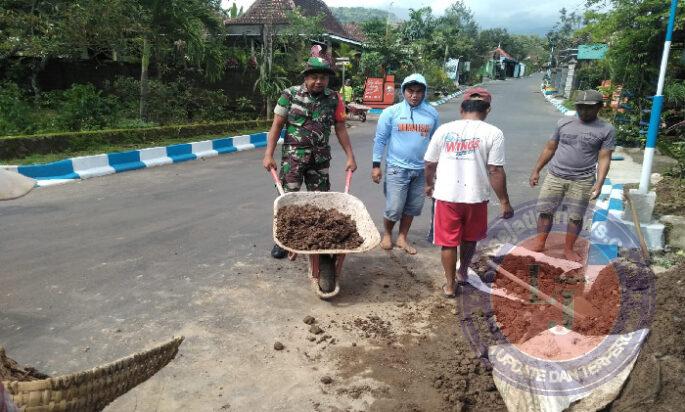 Kompak,Babinsa Kendal dan Warga Kerja Bakti Pengurukan Bahu Jalan