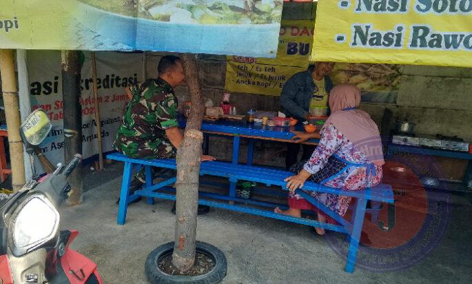 Manfaatkan Warung Angkringan, Babinsa Sewu Jalin Silaturahmi dengan Warga Wujudkan Solo Aman, Nyaman, dan Kondusif Jelang Pilkada