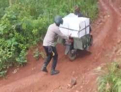 Lintasi Jalan Setapak, Polres Malang Kawal Distribusi Logistik Pilkada ke TPS Terpencil