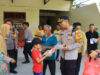 Cooling System Pungut Suara, Polres Ngawi Berbagi Makanan Sehat Gratis untuk Warga di TPS