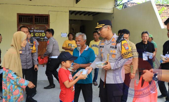 Cooling System Pungut Suara, Polres Ngawi Berbagi Makanan Sehat Gratis untuk Warga di TPS