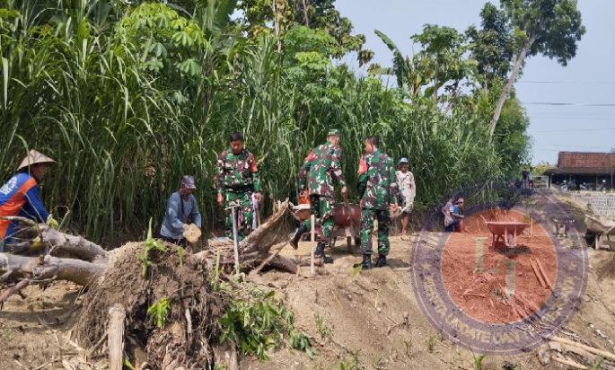 Babinsa Karya Bakti Pembuatan Drainase dan Gorong-Gorong Parit Jalan