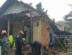 Babinsa Koramil 0801/01 Pacitan Bantu Membersihkan Pohon Tumbang Timpa Rumah Warga