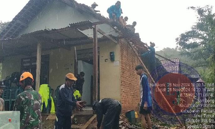 Babinsa Koramil 0801/01 Pacitan Bantu Membersihkan Pohon Tumbang Timpa Rumah Warga