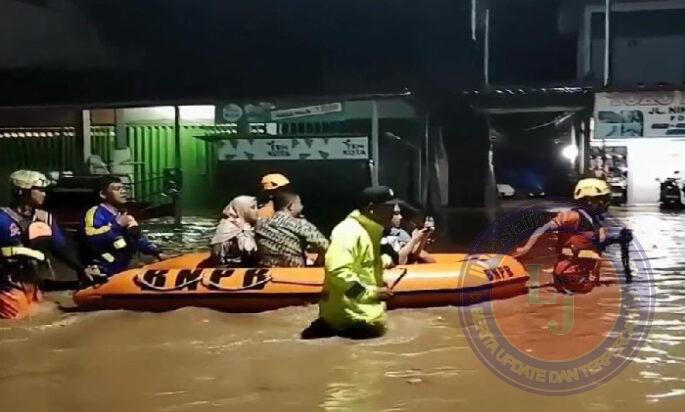 Gercep Polres Ponorogo Bantu Evakuasi Warga Terdampak Banjir