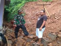 Kepedulian Babinsa Koramil 0801/03 Arjosari Evakuasi Tanah Longsor