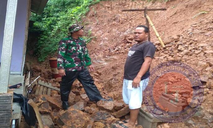 Kepedulian Babinsa Koramil 0801/03 Arjosari Evakuasi Tanah Longsor