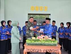 HUT ke 53 Korpri Tahun 2024, Dandim Ponorogo Potong Tumpeng Serahkan Anggota PNS