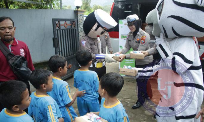 Mobil Cinta Polres Nganjuk Kembali Berbagi Ratusan Kotak Makan Siang Sehat Gratis