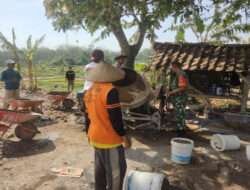 Bersama Warga, Babinsa Gotong Royong Perbaiki Jalan Rusak