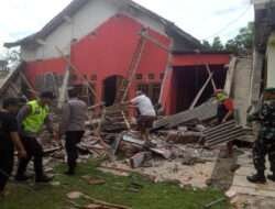 TNI-Polri Sigap Bantu Warga Korban Rumah Roboh di Trenggalek