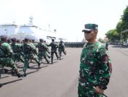 Danlantamal V Dampingi Pangkoarmada II Tinjau Gladi Upacara Hari Armada RI Tahun 2024