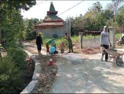 Bersama Warga Binaan, Babinsa Gotong Royong Kerja Bakti Bangun Desa