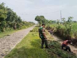 Antisipasi Air Sungai Meluap, Babinsa Pangkur bersihkan saluran air untuk mencegah Banjir