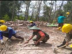 Bantu Warga, Babinsa Kodim Ponorogo Ikut Kerja Bakti Bangun Gedung MI