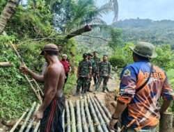 Gotong Royong TNI-Polri dan BPBD Pulihkan Jalan Longsor di Panggul, Trenggalek