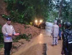 Kolaborasi TNI-Polri Atasi Tebing Longsor di Kecamatan Arjosari