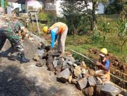 Babinsa Koramil Jogorogo Bersama Masyarakat Bangun Saluran Irigasi untuk Meningkatkan Hasil Pertanian