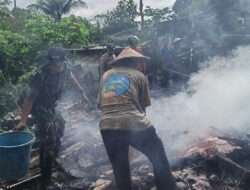 TNI-Polri dan Warga Bersatu Padamkan Kebakaran di Trenggalek