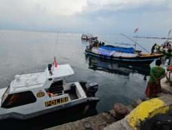 Polres Probolinggo Kirim Bantuan Air Mineral ke Warga Pulau Gili Ketapang