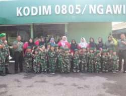 Kenalkan Patriotisme TNI, Siswa – Siswi TK Kartika 24 Kunjungi Kodim 0805 Ngawi