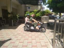 Berboncengan, Babinsa Punggawan dan Bhabinkamtibmas Patroli Bersama Berikan Rasa Aman Terhadap Masyarakat