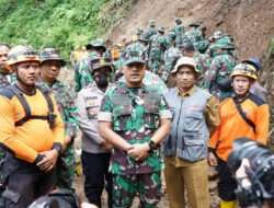 18 KK Terisolir, Ratusan Prajurit TNI Bersihkan Timbunan Longsor