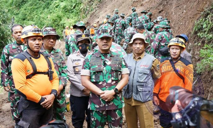 18 KK Terisolir, Ratusan Prajurit TNI Bersihkan Timbunan Longsor