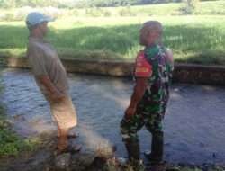 Babinsa Pentur Bersama Warga Binaan Periksa Saluran Irigasi