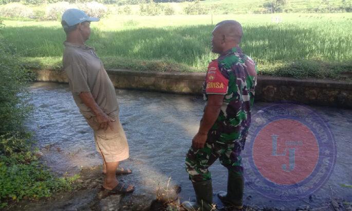 Babinsa Pentur Bersama Warga Binaan Periksa Saluran Irigasi